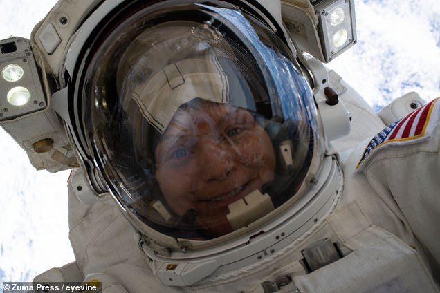 NASA、宇宙飛行士の自撮り畫像を公開