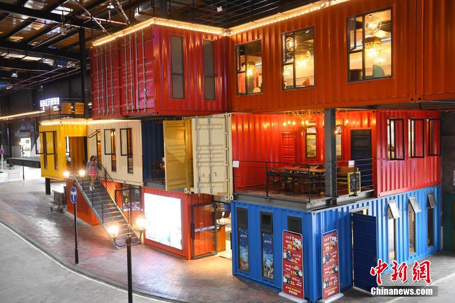 「コンテナ」を積み上げたユニークなレストラン　重慶