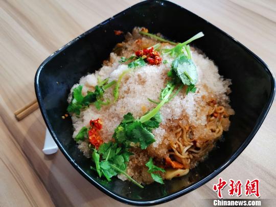 重慶の大學(xué)食堂が冷やし麻辣燙販売し、大人気に