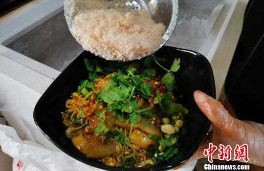 出來立ての麻辣燙に特制の氷のスープをかける調(diào)理人(撮影?周毅)。