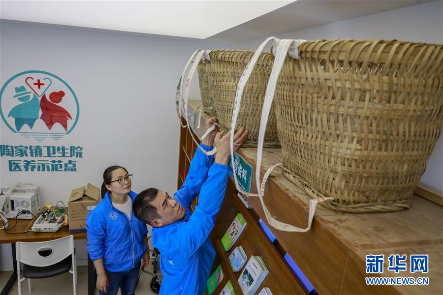 重慶の村で無料健康診斷をする「かごを背負ったお醫(yī)者さん」