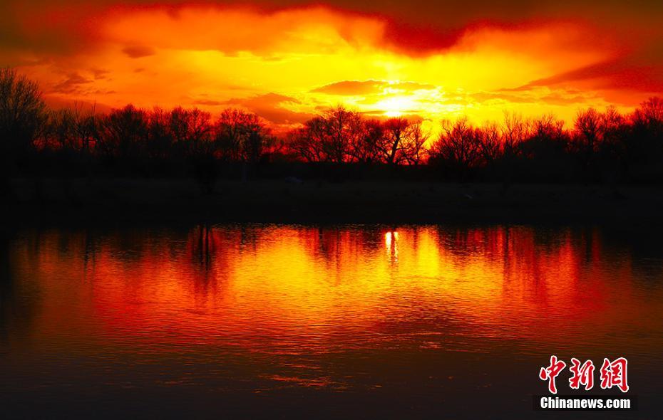 赤々と燃えるような美しい夕焼け　新疆維ウイグル自治區(qū)のエルティシ川