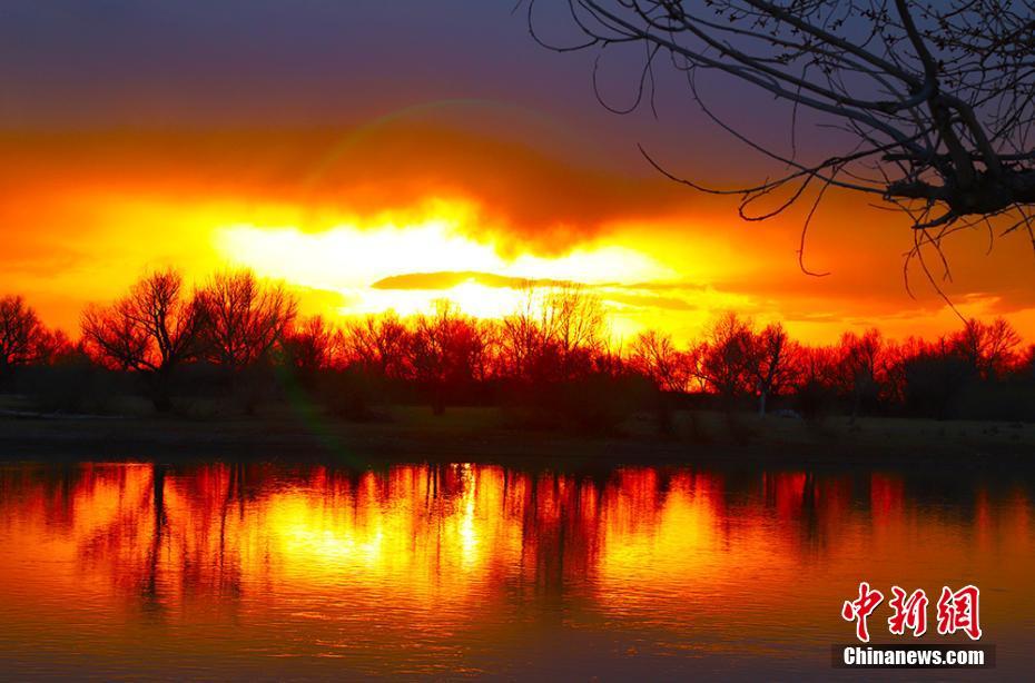 赤々と燃えるような美しい夕焼け　新疆維ウイグル自治區(qū)のエルティシ川