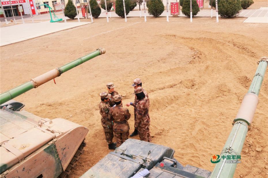 入隊後わずか數(shù)カ月の女性兵士　戦車を自在に操縦する