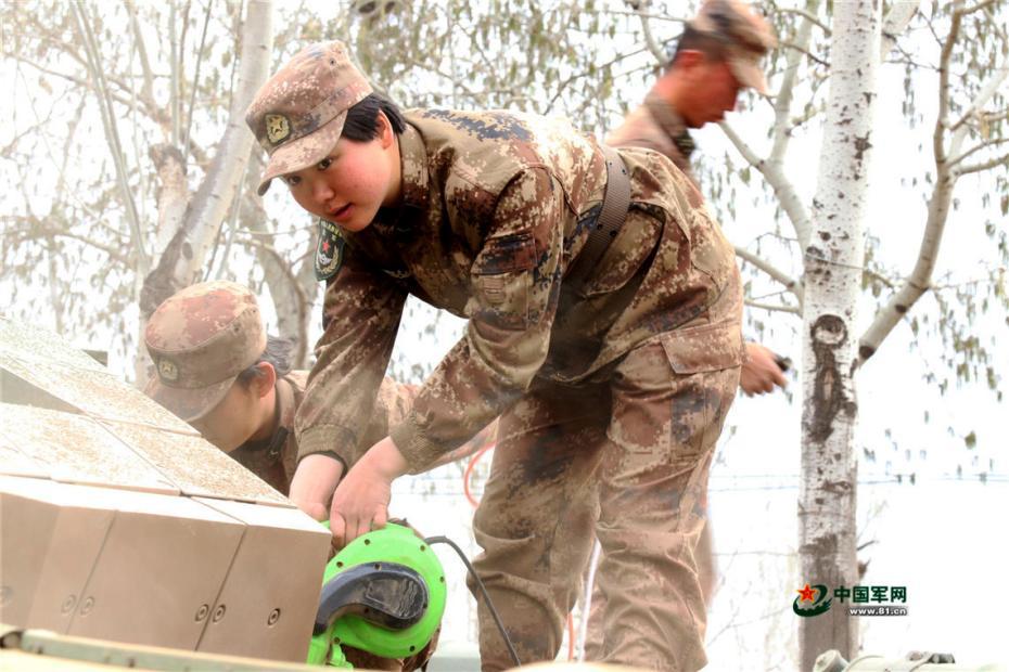 入隊後わずか數(shù)カ月の女性兵士　戦車を自在に操縦する