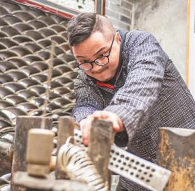 3代にわたって伝えられた匠の心　ミャオ族の銀細(xì)工文化