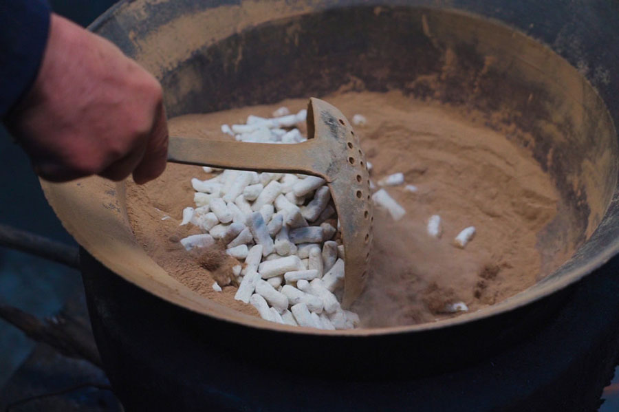 200度以上に熱した土の中に入れ混ぜながら炒めて作る土饃（寫(xiě)真著作権は東方ICが所有のため転載禁止）。