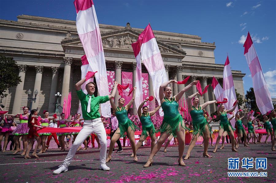 全米桜祭りのパレードで華やかなダンスを披露するダンサーたち（撮影?劉傑）。