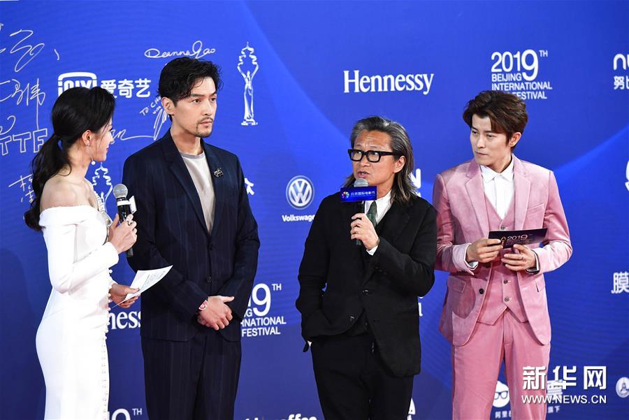 レッドカーペットイベントに登場(chǎng)した映畫「李娜」の陳可辛（寫真右から2番目）監(jiān)督と俳優(yōu)の胡歌（フー?ゴー、寫真左から2番目）ら。