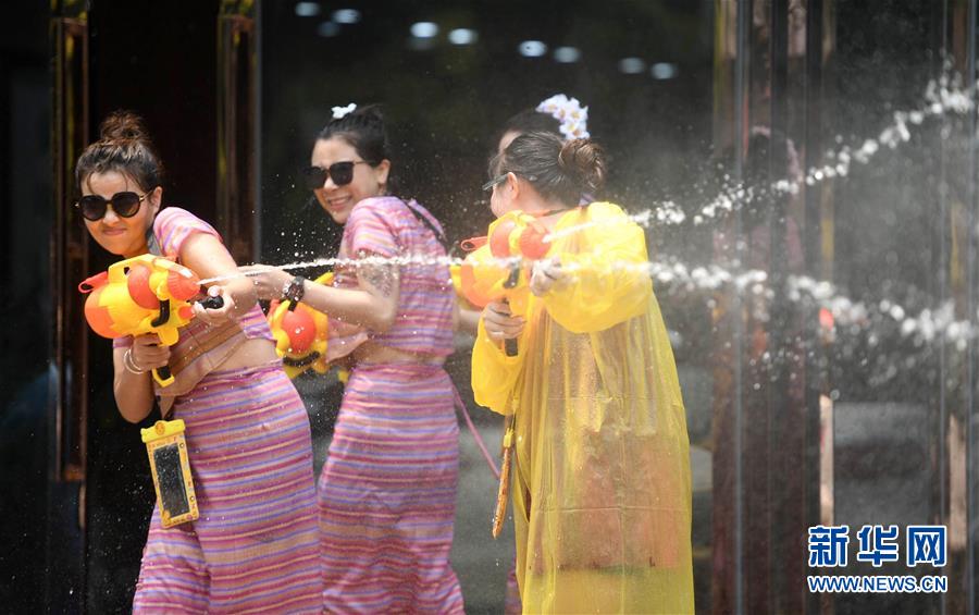 水かけ祭りを楽しむ雲(yún)南の人々　雲(yún)南省西雙版納