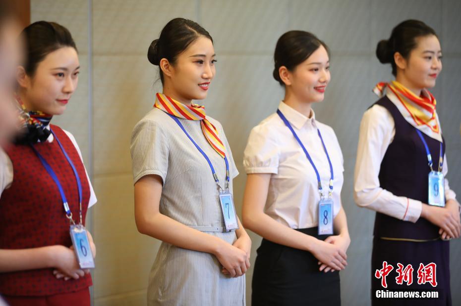 第1回採用試験に參加したキャビンアテンダントたち（撮影?張波）。      