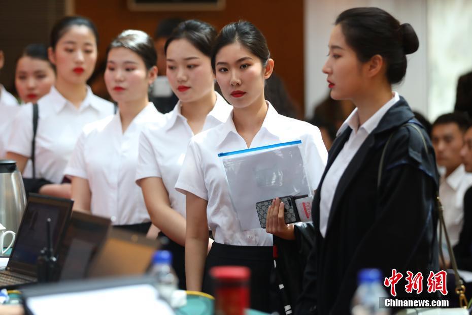 青空への夢追い求め、美男美女が南京に集結(jié)