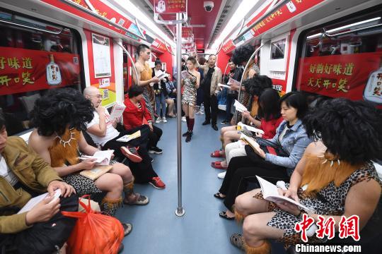 原始に戻ろう？読書(shū)呼びかけるコスプレフラッシュモブ　長(zhǎng)沙