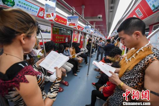 原始に戻ろう？読書呼びかけるコスプレフラッシュモブ　長(zhǎng)沙