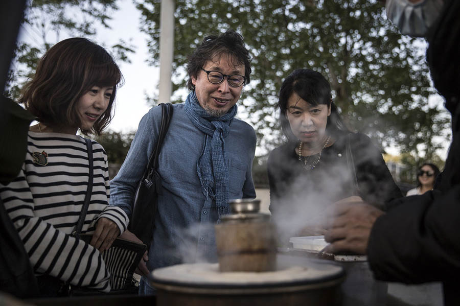 どこに行っても地元グルメを楽しむ「おいしいものが大好き」という宮西達也さん（寫真著作権は東方ICが所有のため転載禁止）。