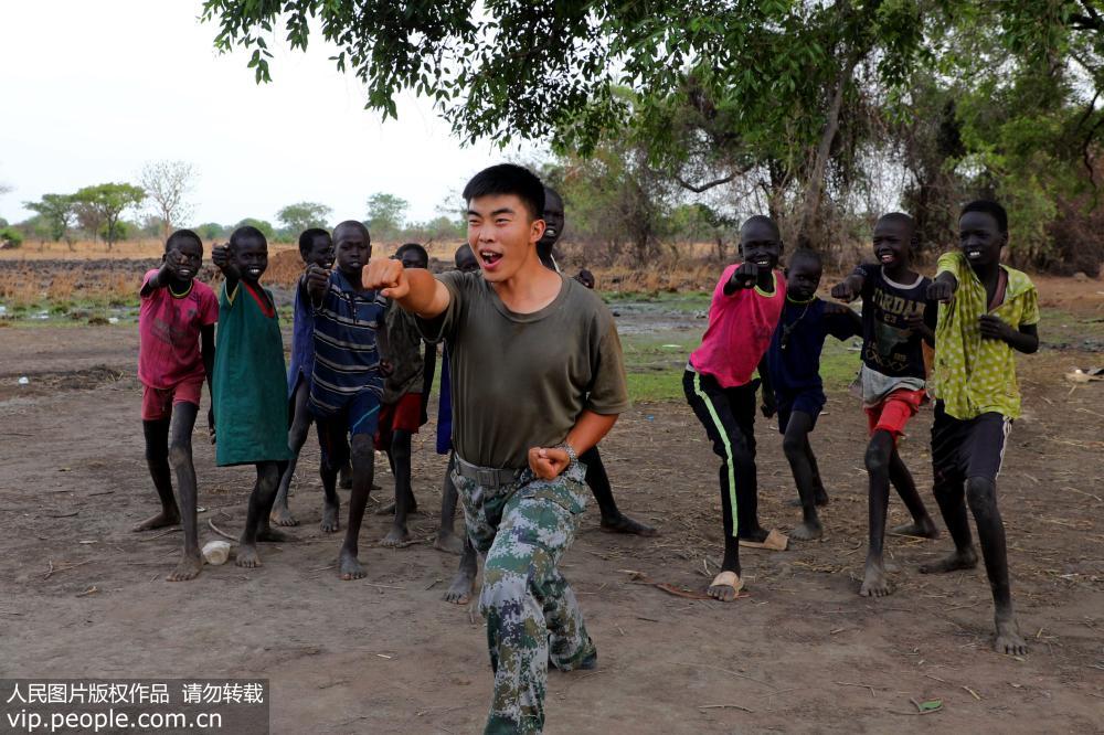 地元の子供たちに中國(guó)文化伝える南スーダンで活動(dòng)中の中國(guó)平和維持部隊(duì)