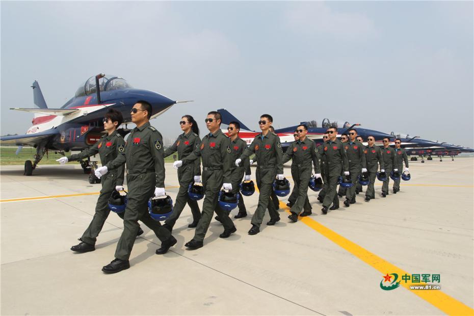 「國(guó)家」を代表して中國(guó)の空を舞う曲技飛行隊(duì)?八一飛行表演隊(duì)