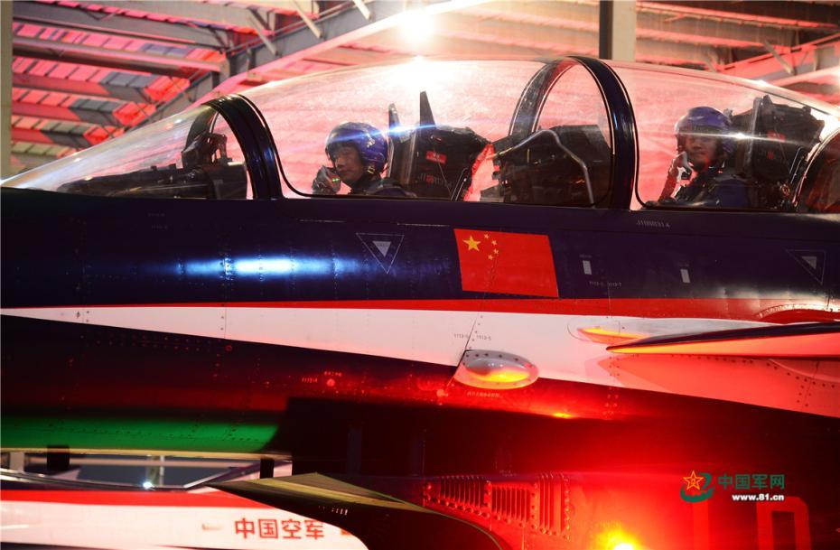 「國(guó)家」を代表して中國(guó)の空を舞う曲技飛行隊(duì)?八一飛行表演隊(duì)