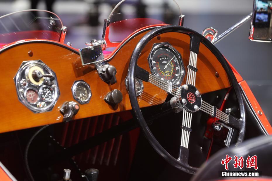 上海モーターショーで異彩を放つクラシックカー