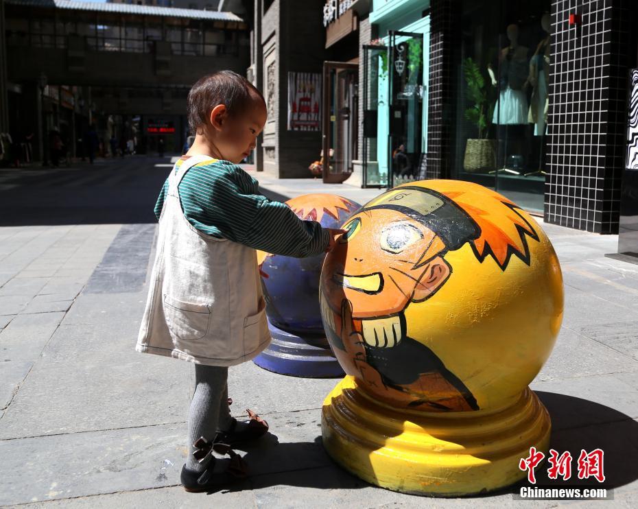 道路縁石に描かれたアニメキャラ（撮影?馬銘言）。