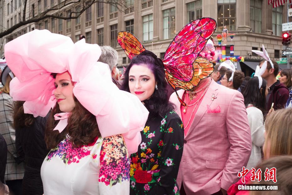 艶やかなチョウの帽子をかぶり、パレードに參加した女性（撮影?廖攀）。