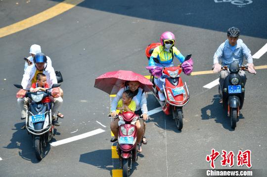 早くも「完全武裝」の日焼け対策！海南省各地の気溫が連日35度以上に　