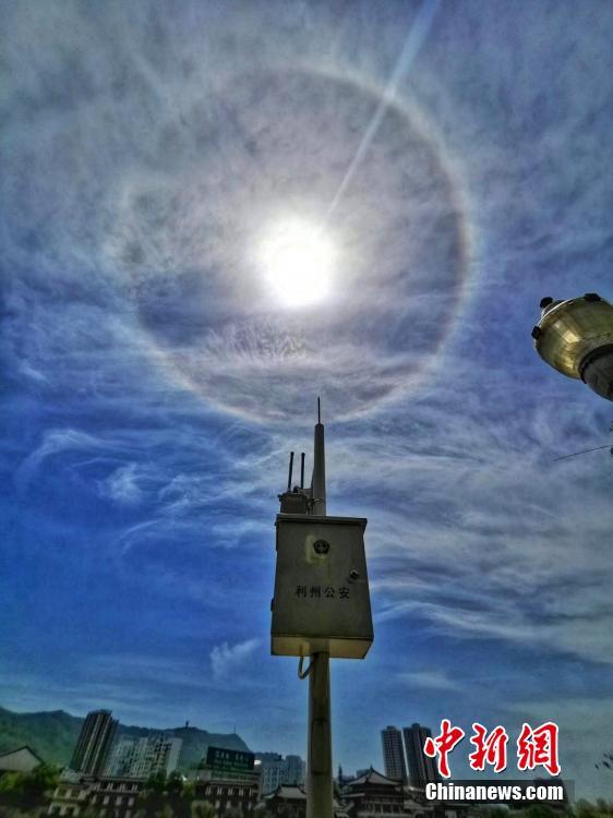四川省で太陽(yáng)を囲うような光の輪が現(xiàn)れる大気光學(xué)現(xiàn)象の「日暈」