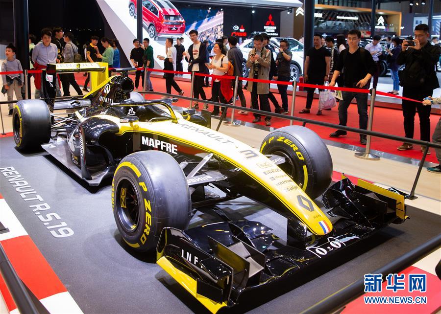 上海モーターショー　初の週末に大勢の來場者