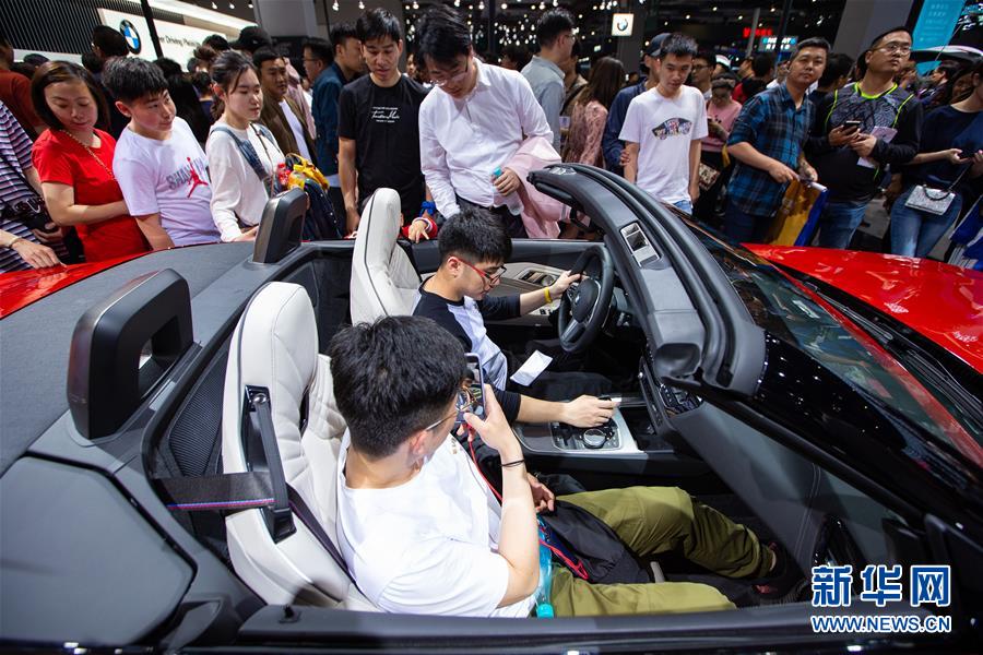 上海モーターショー　初の週末に大勢の來場者