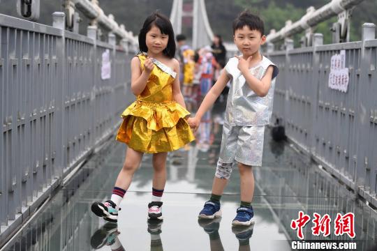 リサイクル衣裝で地球愛護を呼びかけるチビッ子たち　湖南省