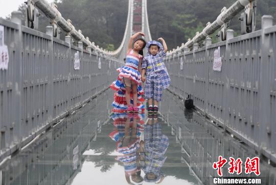 リサイクル衣裝で地球愛護(hù)を呼びかけるチビッ子たち　湖南省