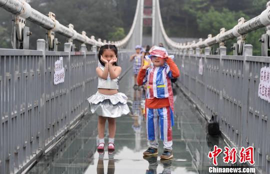 リサイクル衣裝で地球愛護(hù)を呼びかけるチビッ子たち　湖南省