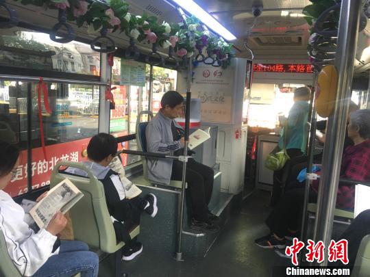 「世界本の日」記念して「読書バス」を運行　河南省鄭州市