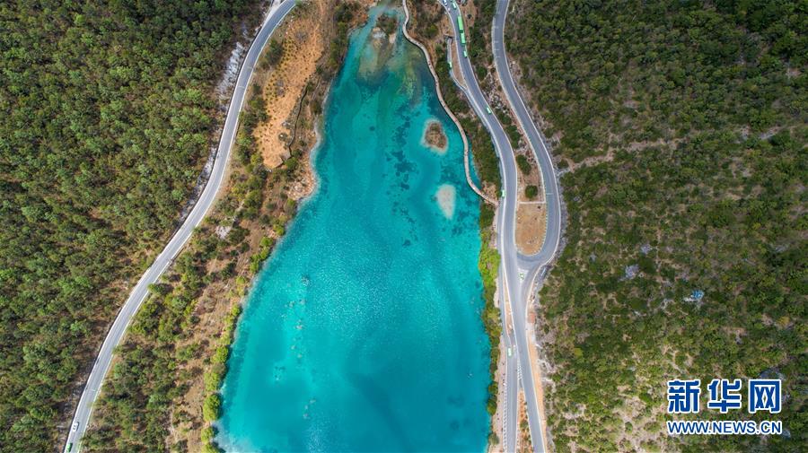 澄み渡る美しい水を湛えた藍(lán)月谷　雲(yún)南麗江