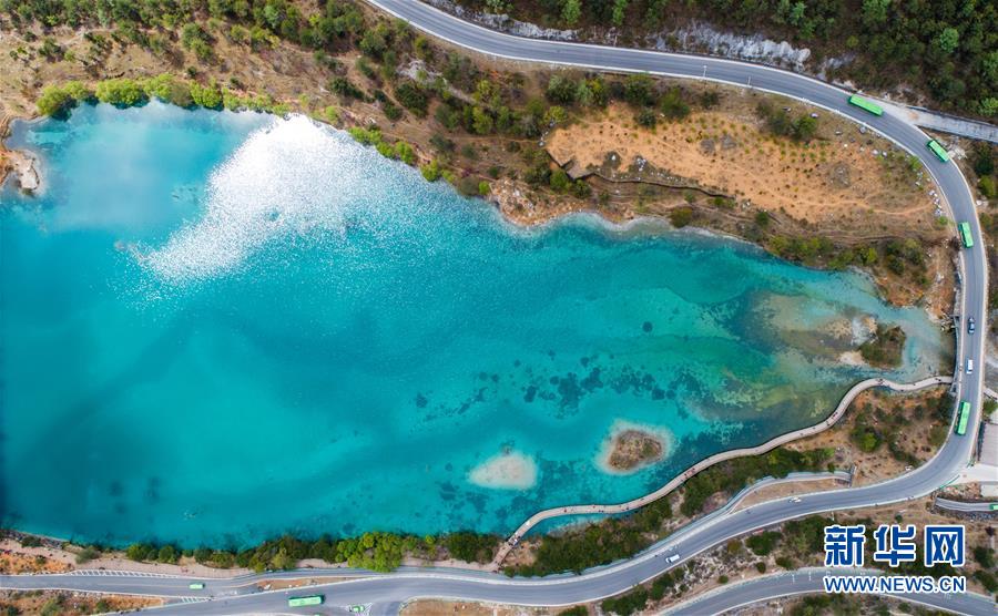 澄み渡る美しい水を湛えた藍(lán)月谷　雲(yún)南麗江