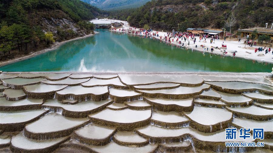 澄み渡る美しい水を湛えた藍(lán)月谷　雲(yún)南麗江