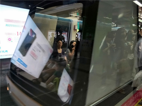 広州初の自動運(yùn)転地下鉄、子供たちが大喜び