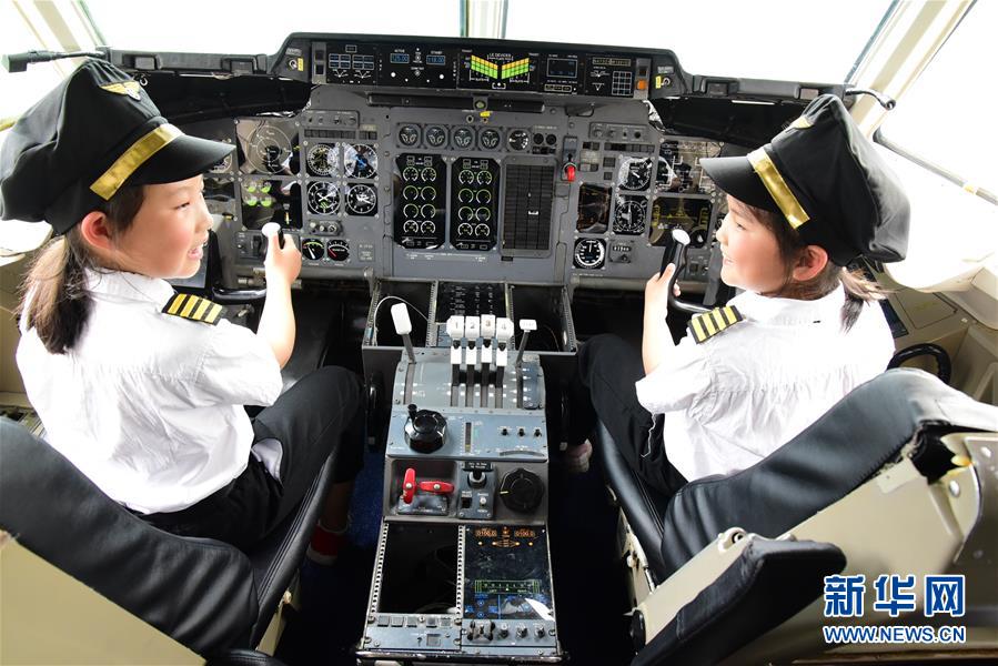 「中國(guó)宇宙の日」、宇宙の知識(shí)を?qū)Wぶ児童たち