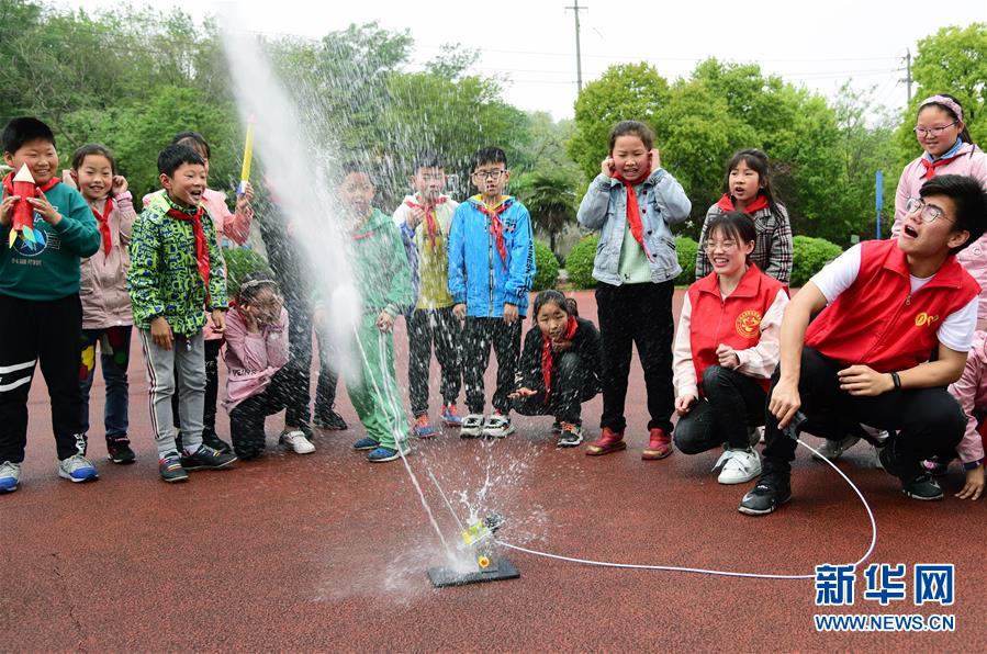 「中國(guó)宇宙の日」、宇宙の知識(shí)を?qū)Wぶ児童たち