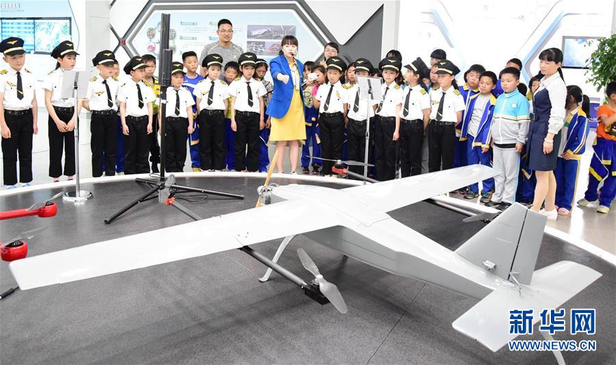 「中國(guó)宇宙の日」、宇宙の知識(shí)を?qū)Wぶ児童たち