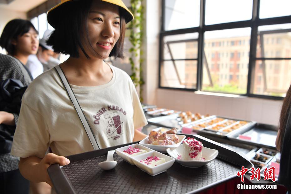 バラの花を散らしたミルクプリン（撮影?劉冉陽）。