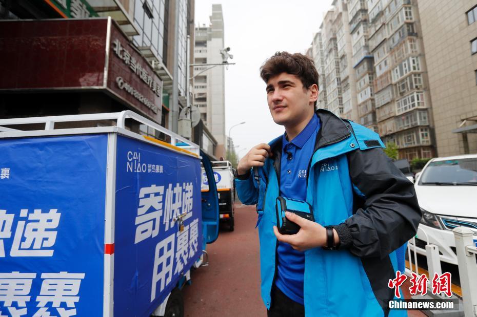 小包のピックアップに向かうユーリさん（撮影?韓海丹）。