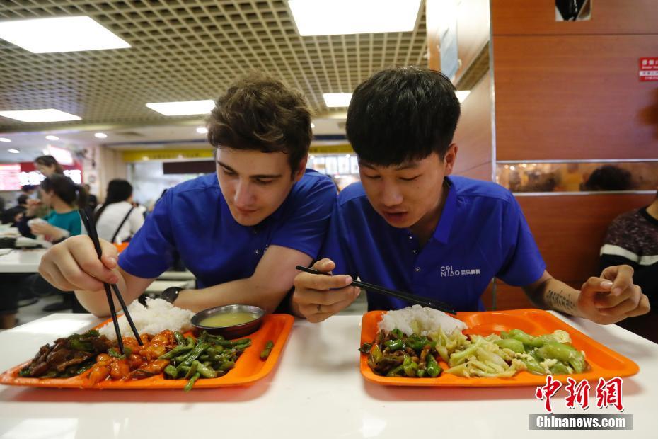 北京で宅配スタッフを體験したロシアの若者