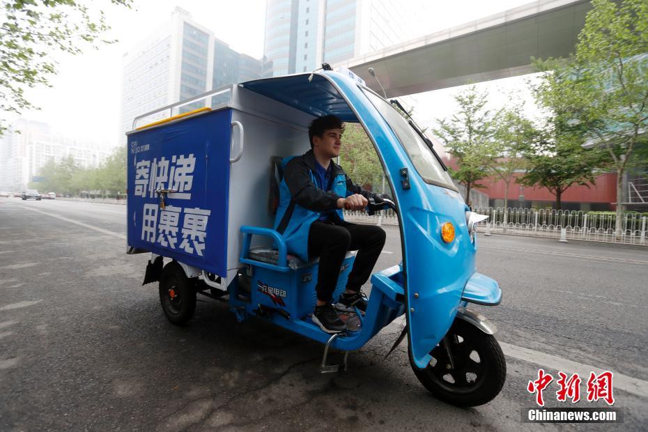 北京で宅配スタッフを體験したロシアの若者