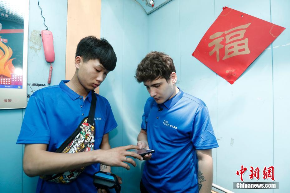 北京で宅配スタッフを體験したロシアの若者