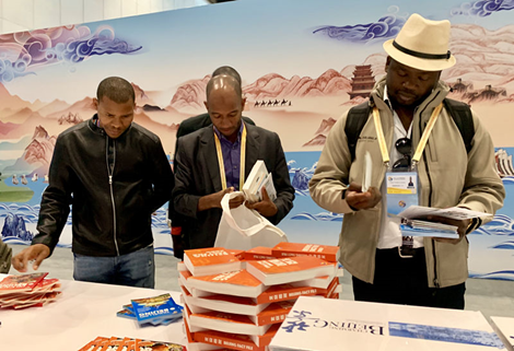 寫(xiě)真1：4月23日、第2回「一帯一路」國(guó)際協(xié)力フォーラム?プレスセンターで資料に目を通す外國(guó)人記者。（人民日?qǐng)?bào)、韓暁明記者撮影）