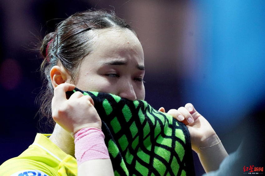 試合後、涙を浮かべる伊藤美誠選手