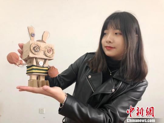 ただの段ボールも彼女の手にかかればたちまち寶物に　長春