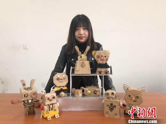 不要になった宅配の段ボールが、張慧蕊さんの手にかかると、たちまち素晴らしい作品に変身（撮影?劉棟）。