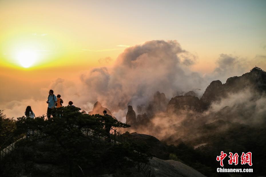 雨が上がり山峰と雲(yún)が織りなす「仙境」のような絶景　安徽省黃山